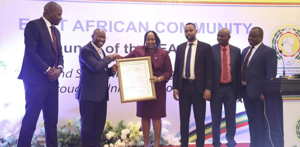 Afrique de l’Est | Efficacité commerciale : la CAE lance une caution douanière régionale En permettant aux commerçants de sécuriser l’intégralité du trajet de leurs marchandises avec une seule caution, l’EAC Bond réduira considérablement les coûts commerciaux, allégera les retards aux frontières et libérera des capitaux commerciaux, a indiqué la CAE dans un communiqué.