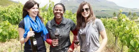 Les nuages de l’hiver austral s’amoncellent au-dessus de la vallée viticole de Robertson, en Afrique du Sud, à 150 kilomètres à l’est du Cap. L’horizon s’y assombrit aussi avec l’entrée en application, désormais fixée au jeudi 7 août, des droits de douane américains de 30 % visant tous les produits sud-africains. Le Cap Classique, vin blanc pétillant local élaboré selon la méthode champenoise, bénéficiait auparavant d’une exemption de surtaxes par Washington grâce à l’African Growth and Opportunity Act (AGOA). Comme tant d’autres produits agricoles : agrumes, noix de macadamia, avocats…