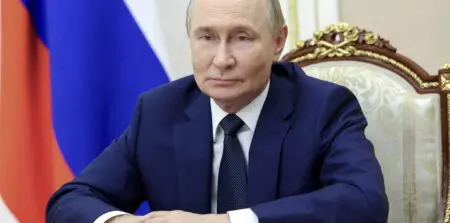 Guerre en Ukraine | Poutine ne serait plus contre de rencontrer Zelensky Avec la venue lundi à la Maison-Blanche de Volodymyr Zelensky, les négociations s’accélèrent sur la guerre en Ukraine. Présent également à Washington, le chancelier allemand Friedrich Merz a déclaré que Vladimir Poutine avait convenu, lors d’un entretien téléphonique avec Donald Trump, de rencontrer le président ukrainien prochainement.