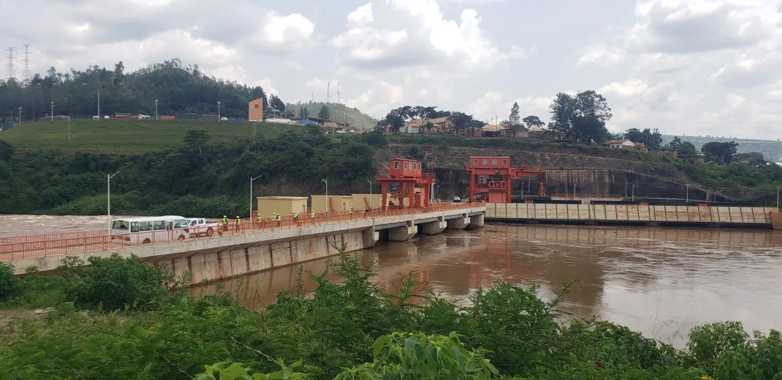 Construit à la frontière rwando-tanzanienne, sur la rivière Kagera, le barrage hydroélectrique de Rusumo produit 80 mégawatts (MW) distribués à parts égales à ses actionnaires qui sont le Burundi, le Rwanda et la Tanzanie. La centrale se trouve exactement dans le district de Ngara, en Tanzanie.