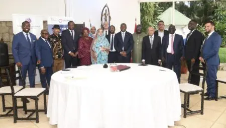 La cérémonie de signature s’est tenue à la résidence de France à Conakry, en présence de Luc Briard, ambassadeur de France en Guinée, de Sadio Dicko, Directeur régional de Proparco pour l’Afrique de l’Ouest et de Sidy Mohamed Cherif, administrateur -Directeur général de la BCI Guinée. Ismaël Nabé, ministre du Plan et de la Coopération internationale, Diaka Sidibé, ministre de l’Industrie et des PME et de Mohamed Lamine Conté, 1er Vice-gouverneur de la Banque centrale de Guinée, ont également participé à la cérémonie, aux côtés des membres du Conseil d’Administration et du Comité de direction de la BCI Guinée.