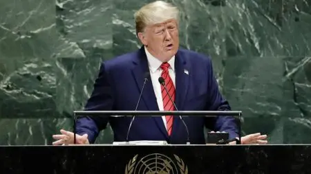 Tribune de l’ONU | Mardi 23 septembre : discours incendiaire de Trump En 2018, le discours plein de vantardise du président américain avait suscité des rires parmi les délégués étrangers réunis pour l'Assemblée générale de l'ONU à New York. Cette fois, c'est dans un silence presque complet que le milliardaire de 79 ans s'est félicité d'avoir lancé un "âge d'or" de l'Amérique, a énuméré ses succès économiques et a assuré avoir mis fin à "sept guerres," en faisant une liste hétéroclite de conflits pour certains déjà anciens.