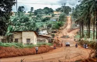 Dans de nombreuses régions d’Afrique centrale, la saison des pluies transforme les routes en véritables obstacles. Pistes boueuses, camions bloqués, récoltes retardées, villages partiellement isolés : ce constat illustre le défi que représente l’accès aux infrastructures pour des millions de ruraux. À l’échelle mondiale, plus d’un milliard de personnes vivent sans route fiable.