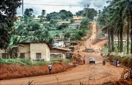 Dans de nombreuses régions d’Afrique centrale, la saison des pluies transforme les routes en véritables obstacles. Pistes boueuses, camions bloqués, récoltes retardées, villages partiellement isolés : ce constat illustre le défi que représente l’accès aux infrastructures pour des millions de ruraux. À l’échelle mondiale, plus d’un milliard de personnes vivent sans route fiable.