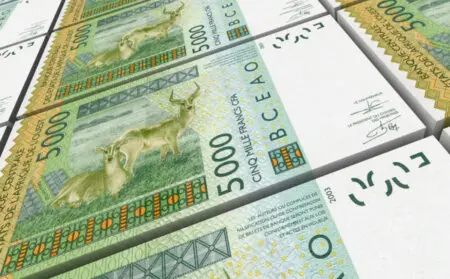 Les établissements de crédit au Togo ont non seulement respecté, mais largement dépassé, le seuil de réserves obligatoires imposé par la Banque Centrale des États de l’Afrique de l’Ouest (BCEAO). Cette situation, loin d’être anecdotique, reflète une tendance de fond qui interroge sur la gestion de ces excédents.