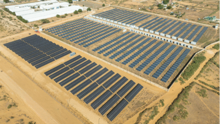 Lancé en 2022, le parc solaire de Tuléar est un projet qui s’est déroulé en deux étapes : une première phase déployée en 2024, puis une extension en 2025 qui porte la capacité totale à 3,9 MWc. Aujourd'hui, la centrale de Tuléar est une installation pionnière combinant une centrale thermique de 10 MW et une composante solaire au sol, soit une capacité hybride totale de 13,9 MW. L’infrastructure voit sa capacité solaire accrue, marquant une étape importante dans le développement continu de cette infrastructure clé pour la région.