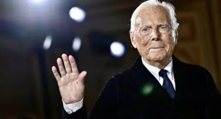 Le créateur a habillé de nombreuses stars au fil de sa riche carrière, nouant avec elles des liens forts. Les célébrités du monde de la mode et du cinéma n’ont donc pas tardé à nourrir les réseaux d’hommages.