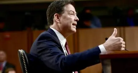 États-Unis | Promesses de vengeance de Trump contre ses adversaires politiques : l’ex-chef du FBI James Comey inculpé Honni pour le locataire de la Maison-Blanche, l’ex-directeur de la police fédérale américaine avait brutalement été limogé par le républicain durant son premier mandat en 2017, alors qu’il enquêtait sur des soupçons de collusion entre ses équipes et la Russie.