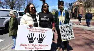 «Le tribunal annule et écarte» les décisions prises en ce sens par l’administration Trump, les estimant constitutifs d’une «violation du premier amendement» de la Constitution, a déclaré la juge fédérale de Boston Allison Burroughs dans son ordonnance. Cet amendement à la loi fondamentale garantit la liberté d’expression et de religion.