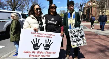 «Le tribunal annule et écarte» les décisions prises en ce sens par l’administration Trump, les estimant constitutifs d’une «violation du premier amendement» de la Constitution, a déclaré la juge fédérale de Boston Allison Burroughs dans son ordonnance. Cet amendement à la loi fondamentale garantit la liberté d’expression et de religion.