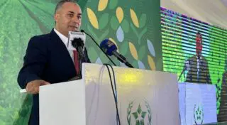 En 2010, il rejoint Jacobs Engineering Group, plus tard intégré à JESA, où il pilote des projets majeurs liés à l’exploitation et au transport de minerais, renforçant son expertise en gestion opérationnelle et logistique. En 2018, il fait son retour chez OCP Africa, consolidant la présence du groupe sur le continent africain et élargissant son influence stratégique. Sur le plan académique, Mohamed Hettiti est diplômé de l’École Mohammedia des Ingénieurs (EMI) de Rabat.