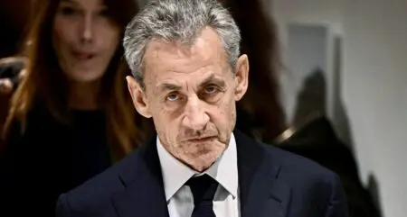 "S'ils veulent absolument que je dorme en prison, je dormirai en prison, mais la tête haute." A sa sortie du tribunal correctionnel de Paris, jeudi 25 septembre, Nicolas Sarkozy ne décolère pas. Condamné à cinq ans d'emprisonnement pour association de malfaiteurs dans l'affaire du financement libyen de sa campagne de 2007, l'ex-président devient le premier ancien chef de l'Etat de la Ve République à se voir infliger une peine de prison ferme.