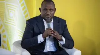 «Cette nomination s’inscrit dans une stratégie claire : consolider la position de Porteo Group comme leader du développement économique et social en Afrique,» explique le groupe. Papa Amadou Sarr, qui prendra ses fonctions le 1er octobre 2025, apporte un parcours international et diversifié : ancien ministre au Sénégal, il a exercé au PNUD, à l’OCDE et à l’Agence française de développement (AFD), où il était jusqu’ici directeur exécutif en charge des partenariats et de la communication.