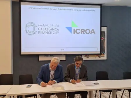 New York | Casablanca Finance City Authority renforce son rôle dans le développement des marchés carbone Le premier accord, conclu avec le ministère de l’Environnement et du Développement durable de Madagascar, constitue une étape décisive dans la mise en place de cadres nationaux et régionaux alignés sur les principes de transparence, d’intégrité environnementale et de développement durable. Le second accord, signé avec l’International Carbon Reduction and Offset Alliance (ICROA) dans le cadre du North America Climate Summit 2025 organisé par l’International Emissions Trading Association (IETA), pose les bases d’une collaboration renforcée pour promouvoir des structures de marché carbone robustes sur le continent.