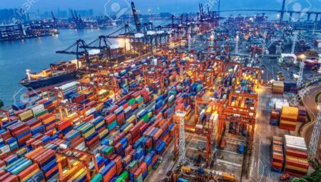 Deux deux experts de l’Organisation mondiale du commerce (OMC) en matière de droits de douane et de commerce des marchandises, Suja Rishikesh Mavroidis et Roy Santana, expliquent comment cette taxe fonctionne dans la pratique. A noter que les droits mentionnés dans cette vidéo sont une moyenne de tous les taux NPF appliqués dans le monde pour chaque produit.