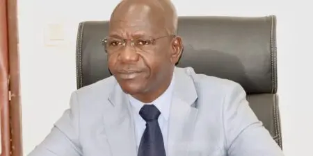 Cette situation, qu’il qualifie de «délits financiers,» a poussé les autorités à agir fermement pour récupérer les fonds dus et stopper l’hémorragie financière. A partir du 1er octobre 2025, l’administration publique burkinabè n’acceptera plus les chèques comme moyen de paiement pour ses transactions. Cette mesure s’applique aux encaissements de l’État pour le règlement des impôts, des taxes, des contributions et des services divers.