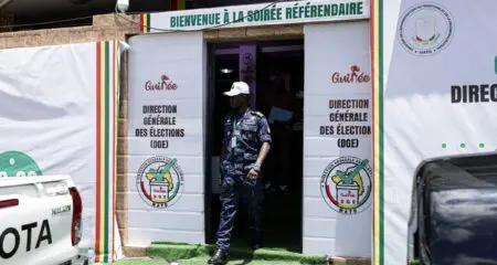 Guinée | Référendum : la nouvelle Constitution approuvée à 90 % Ce dimanche 21 septembre, les électeurs guinéens étaient appelés aux urnes pour se prononcer sur un projet de nouvelle Constitution, dans un contexte politique extrêmement tendu. Selon les résultats provisoires annoncés par la Direction générale des élections (DGE), la nouvelle loi fondamentale a été adoptée à une écrasante majorité de 90,6 % des suffrages exprimés.
