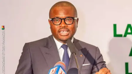 Le Bénin veut montrer qu’il n’est plus seulement candidat aux financements internationaux mais capable de mettre en place des outils lisibles, comparables et crédibles pour transformer ses ambitions climatiques en projets bancables. Dans un contexte où l’accès au capital dépend de plus en plus de la capacité à prouver l’impact, la démarche illustre un repositionnement stratégique. Ce choix intervient à un moment charnière : l’Afrique fait face à un besoin massif de financement climatique, estimé par la Banque africaine de développement à plus de 250 milliards de dollars par an d’ici 2030. En adoptant un cadre aligné sur les meilleures pratiques internationales, Cotonou cherche à se différencier et à se placer dans la même ligue que les pionniers régionaux comme le Nigeria ou l’Égypte.