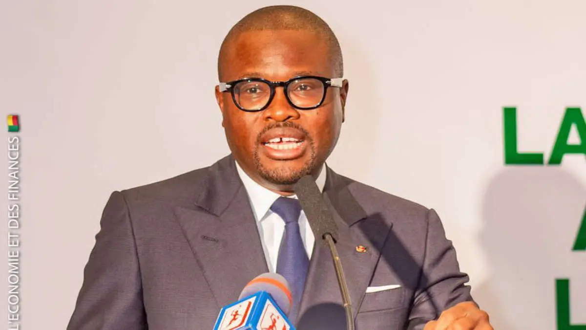 Le Bénin veut montrer qu’il n’est plus seulement candidat aux financements internationaux mais capable de mettre en place des outils lisibles, comparables et crédibles pour transformer ses ambitions climatiques en projets bancables. Dans un contexte où l’accès au capital dépend de plus en plus de la capacité à prouver l’impact, la démarche illustre un repositionnement stratégique. Ce choix intervient à un moment charnière : l’Afrique fait face à un besoin massif de financement climatique, estimé par la Banque africaine de développement à plus de 250 milliards de dollars par an d’ici 2030. En adoptant un cadre aligné sur les meilleures pratiques internationales, Cotonou cherche à se différencier et à se placer dans la même ligue que les pionniers régionaux comme le Nigeria ou l’Égypte.