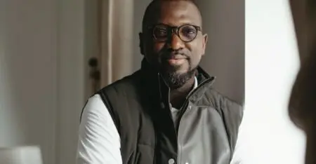 Flutterwave, fondée par Olugbenga Agboola, originaire du Nigéria, traite les paiements des entreprises et des particuliers en Afrique et au-delà. Basée aux États-Unis, Flutterwave est valorisée à 3 milliards de dollars US. B Capital et Tiger Global sont des sociétés d'investissement qui ont investi dans Flutterwave. Ces investissements ont contribué à la croissance fulgurante de Flutterwave.