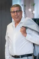 Figure de la scène culturelle franco-marocaine, Abdellah Oustad est un acteur majeur dans la valorisation de la photographie contemporaine au Maroc. Directeur et fondateur des Rencontres de la Photographie de Marrakech (RPM) depuis 2016, il a transformé un projet naissant en un rendez-vous artistique majeur, attirant plus de 8 000 visiteurs en 2024.