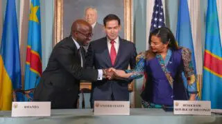 Oakland, Californie – Un nouveau rapport de l'Oakland Institute, Floués ! La ruée vers les minéraux critiques en RDC, soulève de vives inquiétudes concernant l'accord de « paix » conclu entre le Rwanda et la République démocratique du Congo (RDC) sous l’égide des États-Unis en juin 2025.