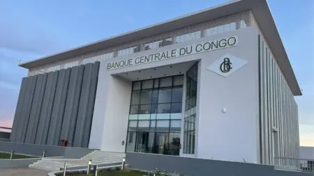 Pour contenir la hausse des prix et apaiser les marchés, la Banque Centrale du Congo (BCC) a décidé d’intervenir directement sur le marché des changes. En injectant des devises étrangères, notamment le dollar américain, elle a racheté du franc congolais, provoquant ainsi une appréciation temporaire de la monnaie locale.