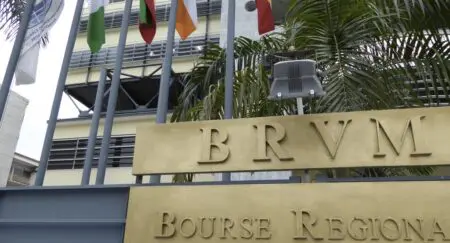 Cette introduction en bourse est l’aboutissement d’une opération d’appel public à l’épargne menée entre le 18 février et le 14 mars 2025, qui a permis de mobiliser une somme significative de 102,77 milliards de francs CFA (soit environ 156 millions d’euros). L’opération a rencontré un franc succès, validant l’attractivité des titres souverains togolais, dénommés Trésor public togolais (TPTG), auprès des investisseurs régionaux