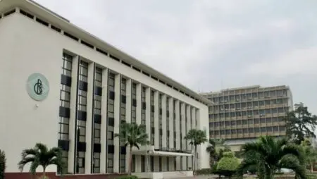 RDC | Politique monétaire : La Banque centrale sort le bazooka ! Cet ajustement, le plus important depuis 2021, s’inscrit dans une stratégie visant à redonner à la monnaie nationale (franc congolais) une place centrale dans les échanges économiques, dans un pays où la majorité des transactions sont encore libellées en dollars. Selon le communiqué du Comité de politique monétaire, la décision s’appuie sur une amélioration sensible du cadre macroéconomique. L’inflation, qui atteignait 15,1 % en septembre 2024, est retombée à 7,8 %, tandis que le franc congolais s’est apprécié d’environ 11,6 % sur le marché officiel, pour une parité de 2.548 Francs contre 1 dollar.