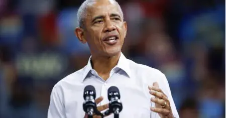 C’est un retour que l’on n'attendait pas. Certes, il avait été espéré, réclamé, et même chanté, "quatre ans de plus", par ses soutiens lors de son discours d’adieu en 2017. "Je ne peux pas faire ça", avait-il répondu. C’était tranché : Barack Obama avait tourné la page de la vie politique. Huit ans sont passés et l’ancien président démocrate reste la personnalité la plus populaire des Etats-Unis.