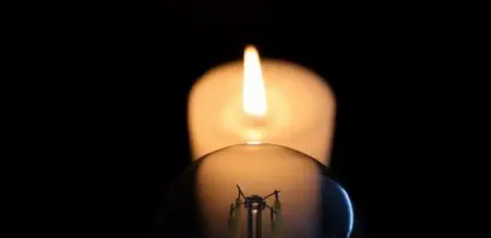 Le chiffre souvent cité de 600 millions d’Africains privés d’électricité est devenu alarmant. Répété dans les rapports et les conférences, il risque d’engendrer une lassitude statistique. Pourtant, dans les foyers, les hôpitaux et les entreprises, les effets restent douloureusement visibles. Les familles font usage des lampes à pétrole, exposant les enfants à des vapeurs toxiques. Les infirmières peinent à réfrigérer les vaccins, à alimenter les incubateurs ou à assurer des livraisons sûres pendant les pannes de courant. Les commerçants perdent des marchandises lorsque les congélateurs dégèlent, tandis que les commerçants sont contraints de fermer à la tombée de la nuit.