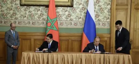 Jeudi 16 octobre, le Maroc et la Russie ont officialisé un tournant diplomatique important. À l’issue d’une rencontre entre le ministre marocain des Affaires étrangères, Nasser Bourita, et son homologue russe, Sergueï Lavrov, les deux parties ont signé un mémorandum d’entente. L’objectif : mettre en place un comité de travail conjoint entre les deux ministères.
