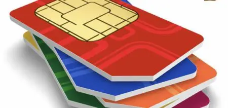 Congo-B |Télécoms : deux mois pour en finir avec des cartes SIM anonymes Selon cette étude, seulement 9,13 % des cartes SIM identifiées en 2025 ont été correctement activées, contre 13,2 % l’année précédente. Le régulateur estime que les opérateurs n’ont pas exigé les pièces justificatives lors de l’achat des cartes SIM, autorisant ainsi l’acquisition de cartes non identifiées. Les opérateurs s’en défendent et rejettent la responsabilité sur les distributeurs. Ils expliquent qu’ils ont des contrats formels avec des distributeurs, qui eux-mêmes s’appuient sur des revendeurs. Ce sont ces mêmes revendeurs qui commercialisent des cartes SIM non identifiées.