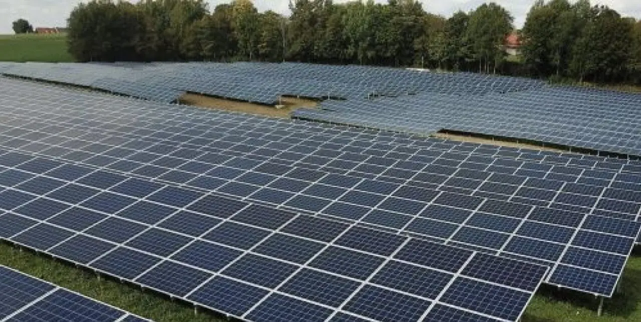 Transition énergétique | Axian Energy fait son entrée en Côte d’Ivoire avec le projet Kong Solaire Implanté dans la région de Tchologo, au nord du pays, le projet Kong Solaire marque une avancée majeure pour le secteur énergétique ivoirien. Sur une superficie de 80 hectares, la centrale développera une capacité installée de 50 MW et produira chaque année près de 98 GWh, soit l’équivalent des besoins de plus de 240 000 personnes.