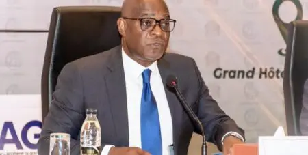 Contrairement à l’IRPP, ces taxes qui seront appliquées à partir du 1er janvier 2026, ne prendront pas en compte la situation familiale ou matrimoniale du contribuable. Exit également la notion de foyer fiscal, de parts et de distinction entre personnes mariées et célibataires. Le gouvernement justifie cette réforme par «la volonté de simplifier le système, d'élargir l'assiette et de renforcer le civisme fiscal.» Il s'agit de baisser les taux et d'améliorer la pression fiscale en la rendant plus équitable, explique le ministre des Finances, Christian Yoka. L'objectif attendu est d'augmenter les recettes fiscales de 17% dès l’année prochaine tout en contenant la croissance de dépenses publiques à 3%. Une discipline budgétaire indispensable pour maîtriser l'endettement, notamment vis-à-vis du marché financier régional.