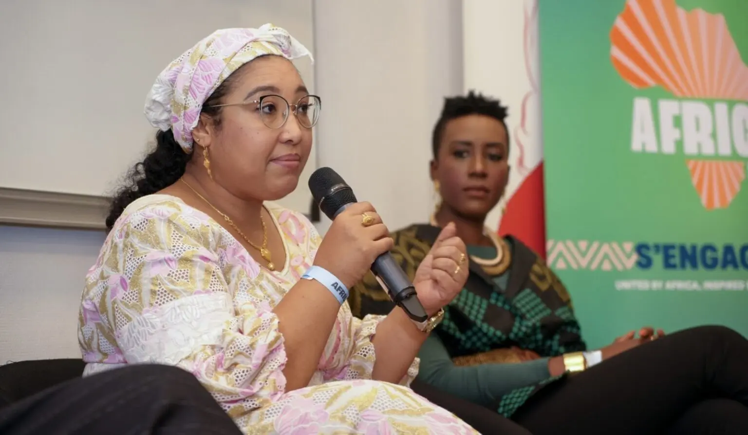 Pour Djaïli Amadou Amal, “écrire, c’est déjà agir.” Un credo littéraire devenu engagement social depuis qu’elle a rejoint la Fondation ASAF Cameroun, créée en 2016 par le philanthrope et entrepreneur Eran Moas. Active dans l’éducation, la santé, la culture et l’environnement, l’organisation se donne pour mission de «tendre la main à ceux qui n’ont plus d’autres recours.»