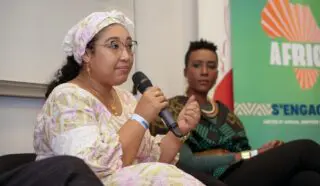 Pour Djaïli Amadou Amal, “écrire, c’est déjà agir.” Un credo littéraire devenu engagement social depuis qu’elle a rejoint la Fondation ASAF Cameroun, créée en 2016 par le philanthrope et entrepreneur Eran Moas. Active dans l’éducation, la santé, la culture et l’environnement, l’organisation se donne pour mission de «tendre la main à ceux qui n’ont plus d’autres recours.»