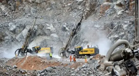 Cette décision, qualifiée par les autorités de démarche de «redressement et de transparence,» intervient pour répondre aux critiques récurrentes concernant le manque de clarté dans l’octroi des permis de recherche et d’exploitation minière. L’objectif est d’instaurer un nouveau cadre, plus exigeant et dénué de toute ambiguïté, pour le développement des ressources naturelles du pays.