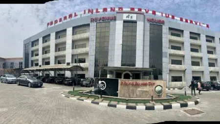 Cette réforme intervient dans un contexte où le pays cherche à diversifier ses sources de revenus, et réduire progressivement la dépendance du budget aux recettes pétrolières. La nouvelle taxe à la source pourrait contribuer à élargir l’assiette fiscale et à améliorer la mobilisation des ressources internes, un des objectifs stratégiques de l’administration de Bola Tinubu