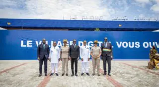Côte d’Ivoire | Numérique : le «Made in Africa» s’affirme avec l’inauguration d’un data center à Grand-Bassam Ce projet arrive dans un contexte où l’Afrique ne représente qu’environ 1% de la capacité mondiale des data centers, un marché estimé à 386 milliards de dollars, générant seulement 3,5 milliards de dollars de chiffre d’affaires sur le continent. En comparaison, l’Amérique du Nord concentre à elle seule plus de 50% des capacités installées. Selon les projections de l’International Data Corporation (IDC), le marché africain pourrait toutefois dépasser les 13 milliards de dollars d’ici 2030, porté par une explosion des usages numériques et une croissance annuelle du trafic Internet attendue à 40%.