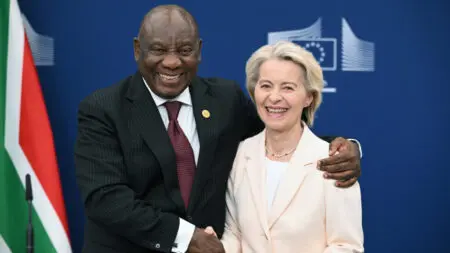 Dans son communiqué, l’Union européenne mentionne le projet Coega Green Ammonia, qui vise à répondre à la demande croissante d'ammoniac vert dans l'agriculture, les produits chimiques et l'exploitation minière, et à renforcer la production de vaccins et d'autres produits pharmaceutiques en Afrique du Sud pour le continent africain. La présidente de la Commission européenne, Ursula von der Leyen, a promis 4,7 milliards d'euros d'investissement en mars dernier lors d'une visite à Pretoria, et il n'était pas immédiatement clair si cette promesse d'investissement incluait les 11,5 milliards que vient d’annoncer Bruxelles, ou s'y ajoutait.