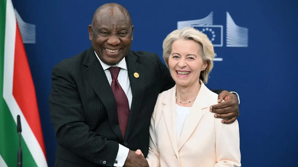 Afrique du Sud | L’UE promet 11,5 milliards d’euros d’investissement Dans son communiqué, l’Union européenne mentionne le projet Coega Green Ammonia, qui vise à répondre à la demande croissante d'ammoniac vert dans l'agriculture, les produits chimiques et l'exploitation minière, et à renforcer la production de vaccins et d'autres produits pharmaceutiques en Afrique du Sud pour le continent africain. La présidente de la Commission européenne, Ursula von der Leyen, a promis 4,7 milliards d'euros d'investissement en mars dernier lors d'une visite à Pretoria, et il n'était pas immédiatement clair si cette promesse d'investissement incluait les 11,5 milliards que vient d’annoncer Bruxelles, ou s'y ajoutait.