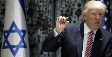 Reçu à la Knesset avec une ovation debout lors d'une visite éclair en Israël, le président américain, à l'origine du plan qui doit mettre fin à deux ans de guerre à Gaza, s'est félicité d'un "triomphe incroyable pour Israël et le monde."