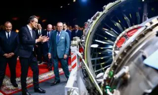 Safran investira 120 millions d'euros (138,78 millions de dollars) dans cette ligne d'assemblage, qui fournira 25% de la production liée à Airbus de l'entreprise, soit 350 moteurs LEAP-1A par an, a déclaré le président Ross McInnes. «Ce sera la seule ligne d'assemblage de Safran hors de France et sera prête en 2028,» a précisé le patron de Safran à l’issue d’une cérémonie présidée par le Roi Mohammed VI. Le Maroc, où Safran dispose déjà de plusieurs installations, dispose d'une main d'œuvre qualifiée et cette expansion s'inscrit dans le cadre des efforts visant à accroître la résilience des approvisionnements de Safran, a-t-il ajouté. Jusqu'à présent, l'usine Safran de Villaroche, près de Paris, fournissait la quasi-totalité des moteurs Airbus LEAP-1A, avec une capacité de production allant jusqu'à un millier de moteurs par an répartis sur trois lignes.