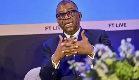 Le numéro deux gabonais a révélé au passage qu’un audit de la dette intérieure a été diligenté afin de «mettre de l’ordre dans les engagements du Trésor,» et accélérer l’apurement d’impayés auprès des opérateurs économiques et des créanciers du pays. La Banque mondiale avait d’ailleurs suspendu ses décaissements à Libreville en raison d'accumulation d’arriérés, ce qui a poussé le Trésor à se tourner vers les marchés de capitaux régionaux pour couvrir ses besoins de financement.