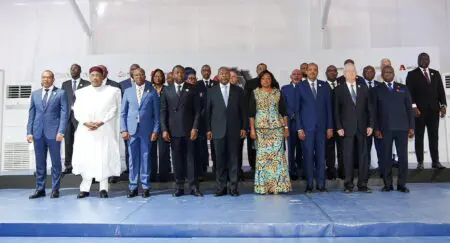 Angola | Sommet de Luanda : construire une Afrique souveraine : les dirigeants continentaux s’unissent pour financer la connectivité et l’intégration Dans son discours inaugural, João Manuel Gonçalves Lourenço, président de la République d'Angola et président de l'Union africaine (UA), a souligné que l'Afrique doit investir entre 130 et 170 milliards de dollars par an pour jeter les bases d'une croissance durable. «Nous devons passer des paroles aux actes,» a-t-il exhorté. «Ce sommet représente une étape décisive vers la mobilisation des ressources nécessaires pour renforcer la connectivité et l'intégration à travers notre continent.»