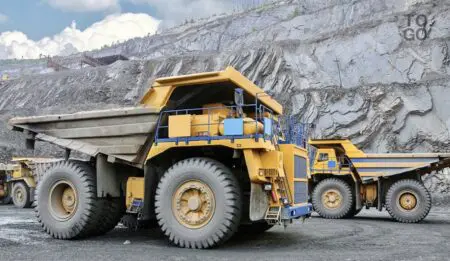 Pourtant, ce potentiel se déploie dans un contexte de vulnérabilité environnementale et sociale extrême : déforestation, pollutions, fragilisation des communautés, chaînes d’approvisionnement opaques. Le numérique, s’il est bien gouverné, peut devenir le chaînon manquant entre exploitation minière et durabilité.