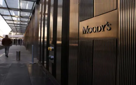 France | Rating : Moody’s maintient sa note, mais surveille Bercy comme du lait sur le feu La France peut respirer encore quelques semaines. Moody’s, l’une des trois principales agence de notation, maintient la note de la France. Toutefois, elle l'a assortie d'une perspective négative. Après Fitch et Standard & Poor's, la note de Moody's était très attendue. Alors que de nombreux analystes s'attendaient à une dégradation de la note française, l'agence de notation américaine l'a maintenue, tout en abaissant la perspective de «stable» à «négative,» lançant ainsi un avertissement au pays, en plein débat budgétaire au parlement.