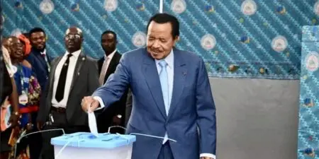 La plupart des analystes s'attendaient à ce que Paul Biya, plus vieux chef d'Etat en exercice au monde, réélu jusque là avec plus de 70% des voix depuis plus de deux décennies, remporte un nouveau septennat, dans un système que ses détracteurs accusent d'avoir verrouillé au fil de ses 43 ans au pouvoir.
