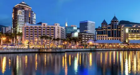 Les Seychelles (109è), l’Ouganda (122è), le Cap-Vert (125è), la Namibie (138è), l’Afrique du Sud (145è), le Maroc (148è) et le Rwanda (151è) ferme le Top 10 africain du rating de Henley & Partners. Le «Global Investment Risk and Resilience Index» mesure l'exposition des pays aux risques géopolitiques, économiques et climatiques, ainsi que leur capacité d'adaptation et de reprise pour aider les particuliers fortunés, les investisseurs institutionnels et les entreprises à déterminer comment et où placer leurs capitaux.